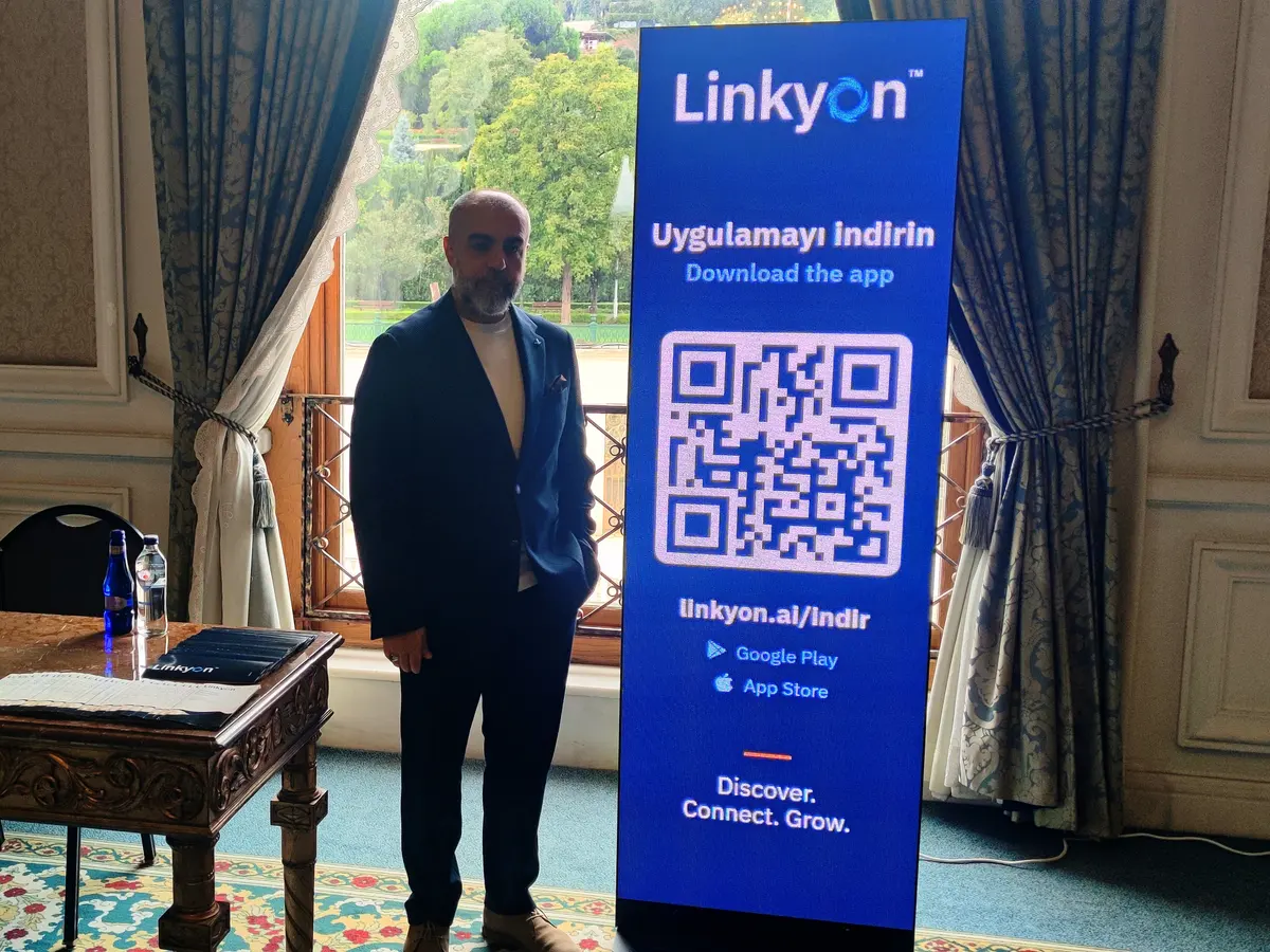 Fırat Demir, Çırağan'daki Linkyon standında dikey Linkyon ekranının yanında